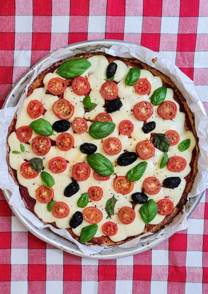 Una foto de Pizza de coliflor 🍕 Pizza low carb 🍕 Pizza trampantojo 🍕 Colipizza saludable sin harina ni fécula
