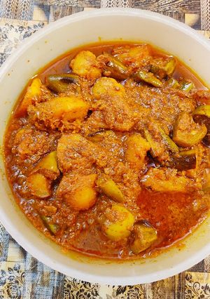 A picture of Pointed Gourd with Potato Curry.