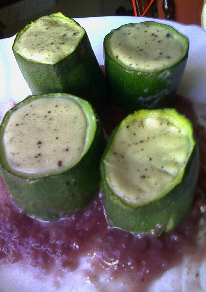 Una foto de Calabacines rellenos a la trufa con salsa de cebolla morada
