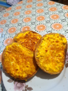 Una foto de Tostas con huevo y queso feta