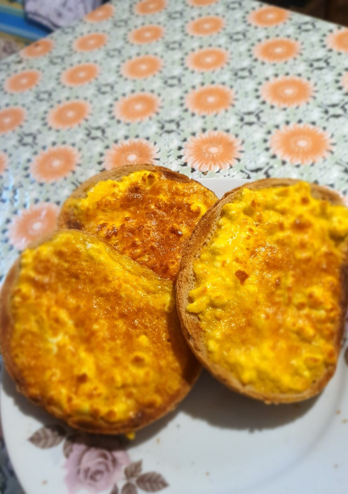 Una foto de Tostas con huevo y queso feta