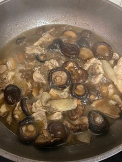 Hình của món Gà kho nấm đông cô.
