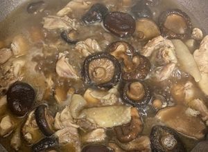 Hình của món Gà kho nấm đông cô.