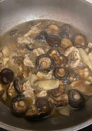 Hình của món Gà kho nấm đông cô.