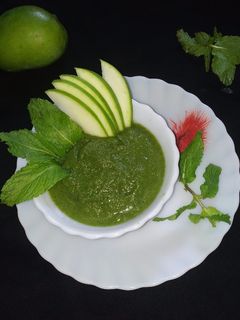 कच्चे आम और पुदीने की चटनी (Kachche aam aur pudine ki chutney recipe in hindi) रेसिपी मुख्य फोटो