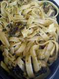 Pasta al pesto con espinacas y champiñones