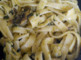 Pasta al pesto con espinacas y champiñones