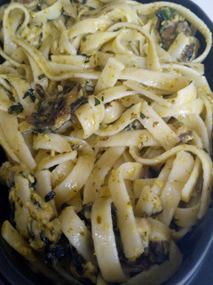 Una foto de Pasta al pesto con espinacas y champiñones