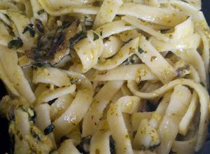 Una foto de Pasta al pesto con espinacas y champiñones