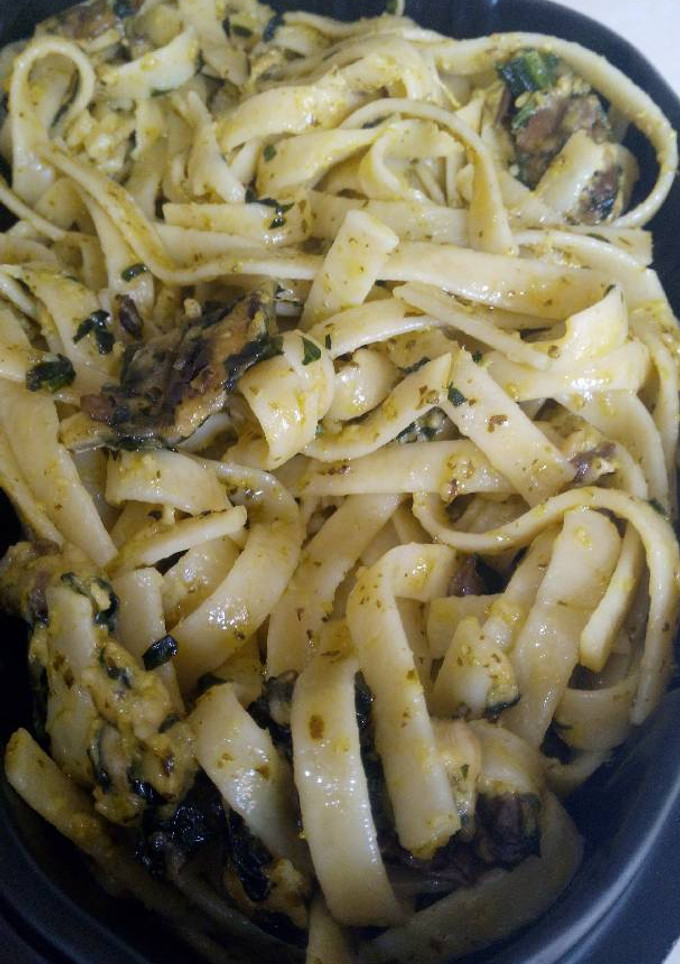 Una foto de Pasta al pesto con espinacas y champiñones
