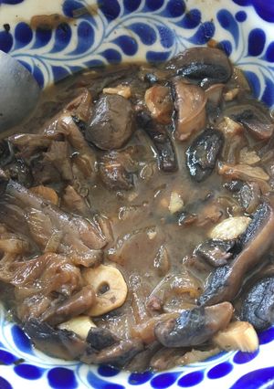 Una foto de Champiñones al ajo y vino blanco