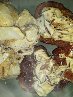 Una foto de Costillas de ternera con papas a la cebolla
