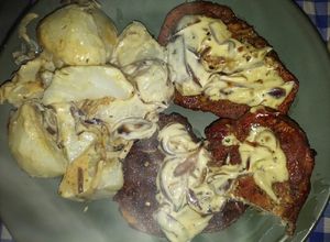 Una foto de Costillas de ternera con papas a la cebolla