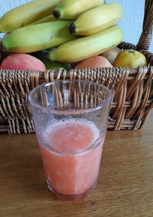 Una foto de Licuado de frutilla y durazno frappé 🇺🇾