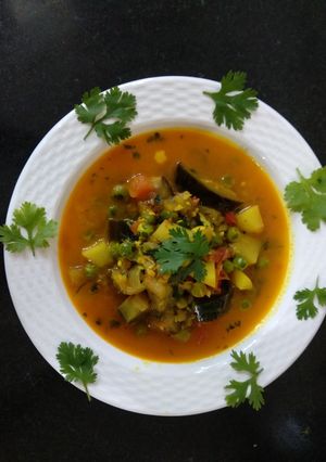 A picture of Baigan allu matar ki sabji.