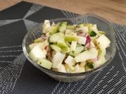 Una foto de ensalada de palmitos y manzana
