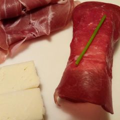 A picture of Involtini di bresaola e caprino.