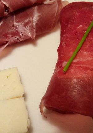 A picture of Involtini di bresaola e caprino.