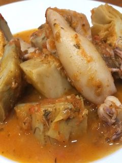Una foto de Calamares con alcachofas