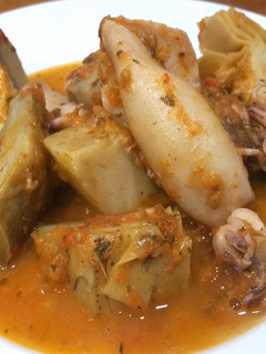 Una foto de Calamares con alcachofas