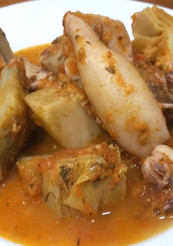 Una foto de Calamares con alcachofas