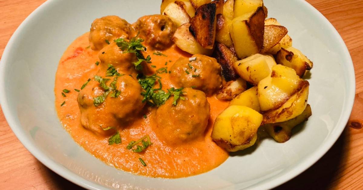 Albóndigas rellenas de queso manchego en salsa con patatas fritas Receta de  juanfra- Cookpad