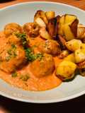Albóndigas rellenas de queso manchego en salsa con patatas fritas