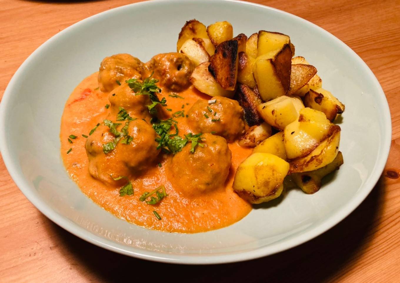 Albóndigas rellenas de queso manchego en salsa con patatas fritas
