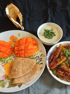 રતલામી ભરેલા સરગવાનું શાક (Ratlami Stuffed Drum stick Sabji Recipe In Gujarati) રેસીપી મુખ્ય ફોટો