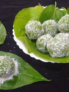 A picture of Paan Coconut Ladoo.