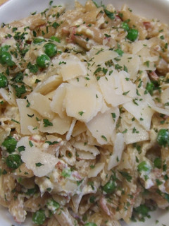 Una foto de Macarrones con jamón, guisantes y lascas de parmesano