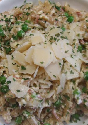 Foto principal de Macarrones con jamón, guisantes y lascas de parmesano