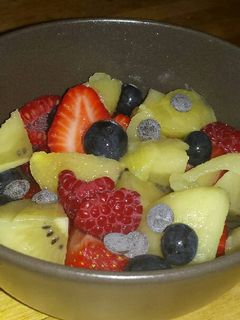 Una foto de Macedonia de frutas con pepitas de chocolate