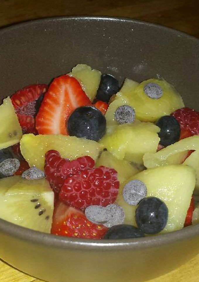 Una foto de Macedonia de frutas con pepitas de chocolate