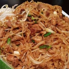 A picture of Chicken pad thai.