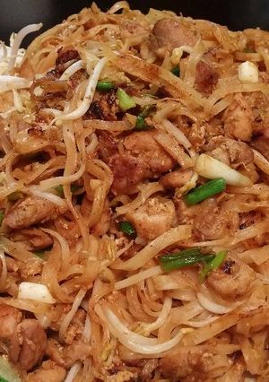A picture of Chicken pad thai.