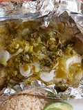 Pescado empapelado con salsa de tomatillo