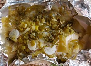 Una foto de Pescado empapelado con salsa de tomatillo