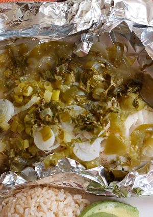 Una foto de Pescado empapelado con salsa de tomatillo
