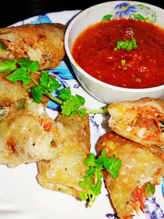 वेज स्प्रिंग रोल विद मोमोज चटनी (veg spring roll with momos chutney recipe in Hindi) रेसिपी मुख्य फोटो