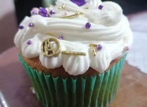 Una foto de Panque/cupcake de plátano relleno de chocolate