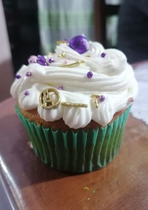 Una foto de Panque/cupcake de plátano relleno de chocolate