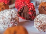 Una foto de trufas chocolate y coco