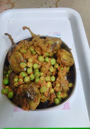 भरवा बेगन ओर मटर की सब्जी (bharwa baingan aur matar ki sabzi recipe in Hindi) रेसिपी मुख्य फोटो