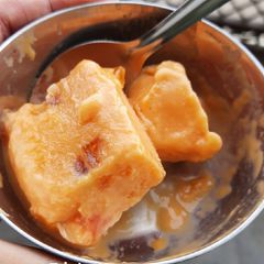 A picture of Papaya ice cream.