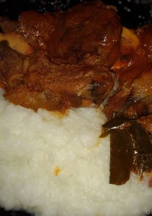 Una foto de Carne al puré de tomate con arroz blanco. { Económico }