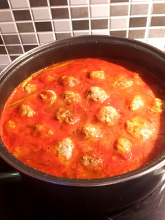 Fűszeres húsgombócok paradicsommártásban spagettivel recept fotója