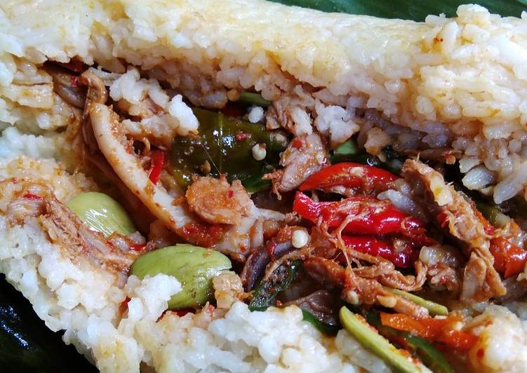 Langkah Mudah untuk Menyiapkan Nasi Bakar Cumi Pete Ayam Suwir Anti Gagal
