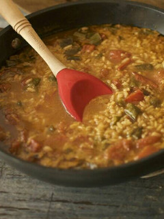Una foto de Arroz caldoso con verduras, chorizo y Paté