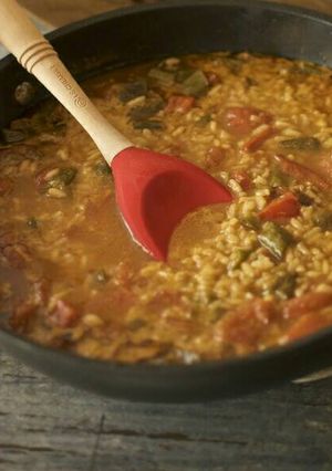 Una foto de Arroz caldoso con verduras, chorizo y Paté